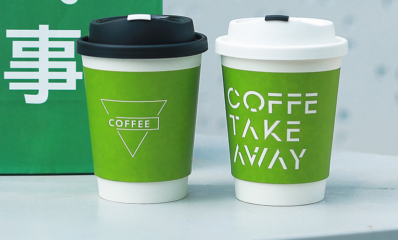綠底英文字設計外帶咖啡杯